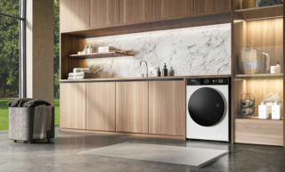 Con la lavatrice WF5I1045BWQ di Hisense, grazie alla connessione Wi-Fi integrata e all’app ConnectLife, ogni ciclo può essere controllato e personalizzato direttamente dal telefono: si possono avviare o mettere in pausa i programmi da remoto, scaricare cicli aggiuntivi, oppure modificare durata, temperatura e centrifuga in base alle proprie esigenze. L’app invia anche notifiche di fine lavaggio o di manutenzione. L’assistente di lavaggio integrato aiuta a scegliere il programma perfetto in base al tipo di tessuto, mentre il sistema AI Smart Dosing dosa automaticamente il detersivo per ridurre sprechi e consumi. In classe A, ha capienza di 10,5 kg. Misura L 60 x P 55 x H 84,5 cm. Prezzo 649 euro. www.hisense.it