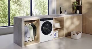 Con la lavatrice WQ 1200 WPS Nova Edition di Miele si risparmia fino al 40% di detersivo grazie al sistema TwinDos® con il dosaggio automatico, mentre il programma SmartMatic® regola
automaticamente il consumo. Capiente 9 kg, ha cestello a nido d'ape InfinityCare che non rovina i tessuti e si accende automaticamente quando ci si avvicina per essere subito pronta all'uso. Collegandola all'app è possibile il controllo da qualsiasi luogo e ricevere notifiche quando la biancheria è pronta, creare programmi personalizzati e molto altro ancora. Misura L 60 x P 70 x H 85 cm. Prezzo 2.799 euro. www.miele.it