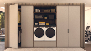 L’app hOn collegata alla lavatrice Serie X11 HW110-BD14397U1S di Haier permette di controllare l’elettrodomestico da remoto, di scegliere tra più di 60 cicli specializzati per ogni tipologia di tessuto, di accedere a suggerimenti sul trattamento delle macchie e di ricevere consigli ad hoc sul tipo e quantità di detersivo. Con hOn si può anche personalizzare l’esperienza d’uso secondo esigenze e necessità, monitorare costantemente efficienza e consumi, ricevere suggerimenti su come ottimizzarli, oltre ad accedere anche alla pianificazione dell'auto-manutenzione, per mantenere nel tempo l'affidabilità e le prestazioni. Misura L 60 x P 68 x H 85 cm. Prezzo: 1.399 euro. www.haier-europe.com