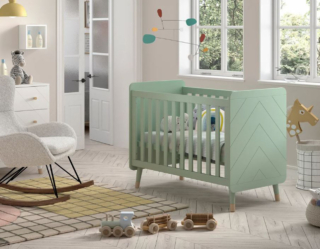 Pino massiccio per la struttura del lettino Billy di Vipack in vendita su Bonami in una raffinata tonalità di verde petrolio che lo trasforma nel protagonista della cameretta sia di un maschietto sia di una femminuccia; è regolabile in altezza. Misura L 123,6 x P 68 x H 93,8 cm. Prezzo 399 euro. https://www.bonami.it