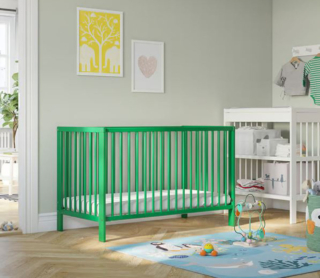 Verde brillante per la struttura in legno massiccio del lettino Gulliver di Ikea Italia. Si trasforma in un letto “da grande” semplicemente abbassando la base e rimuovendo un lato lungo. Misura L 123 x P 66 x H 80 cm. Prezzo 119 euro. https://www.ikea.com