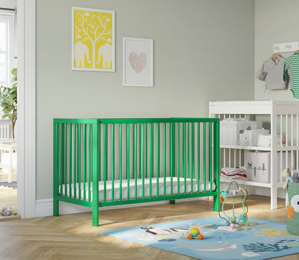 Verde brillante per la struttura in legno massiccio del lettino Gulliver di Ikea Italia. Si trasforma in un letto “da grande” semplicemente abbassando la base e rimuovendo un lato lungo. Misura L 123 x P 66 x H 80 cm. Prezzo 119 euro. https://www.ikea.com