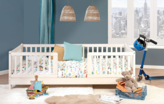 Consente la massima libertà al bambino il lettino Montessori della collezione Free in vendita su Picci: consente al bambino di salire e scendere in totale autonomia. La struttura con sponde in legno è disponibile nelle varianti naturale o sbiancato  Misura L 164 x P 91 x H 59 cm. Prezzo 498 euro. https://www.picci.com