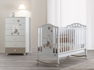 Un disegno naif a rilievo decora il lettino Orsone di Pali in vendita su Sediarreda: la struttura in faggio massello laccato bianco-tortora ha le sponde mobili, la rete a doghe regolabile in altezza, le ruote piroettanti dotate di freno e un cassetto utilizzabile da entrambi i lati. Misura L 132 x P 76 x H 107 cm. Prezzo 481 euro. https://www.sediarreda.com