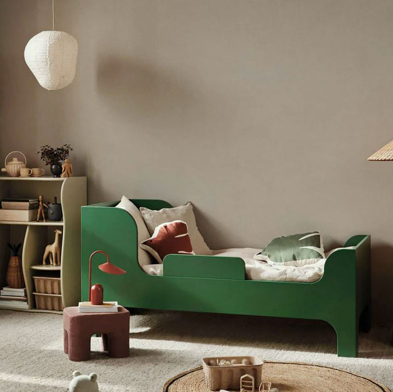 Il lettino Sill di Ferm Living in vendita su Design Republic ha un design contemporaneo con la testiera e la pediera alte; è realizzato in MDF certificato FSC™️ Mix verniciato verde. Misura L 166 x P 76 x H 80 cm. Prezzo 839 euro. https://www.designrepublic.com