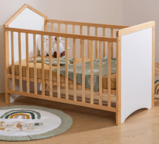 Il lettino per neonati Sissy Kids di Deghi ha uno stile scandinavo sottolineato dalla struttura in legno chiaro e bianco. L'altezza regolabile della rete permette di adattarlo alle diverse fasi di crescita. Misura L 120 x P 60 x H 124 cm. Prezzo 220 euro. https://www.deghi.it