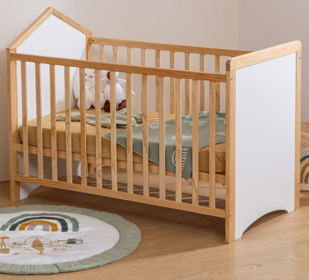 Il lettino per neonati Sissy Kids di Deghi ha uno stile scandinavo sottolineato dalla struttura in legno chiaro e bianco. L'altezza regolabile della rete permette di adattarlo alle diverse fasi di crescita. Misura L 120 x P 60 x H 124 cm. Prezzo 220 euro. https://www.deghi.it