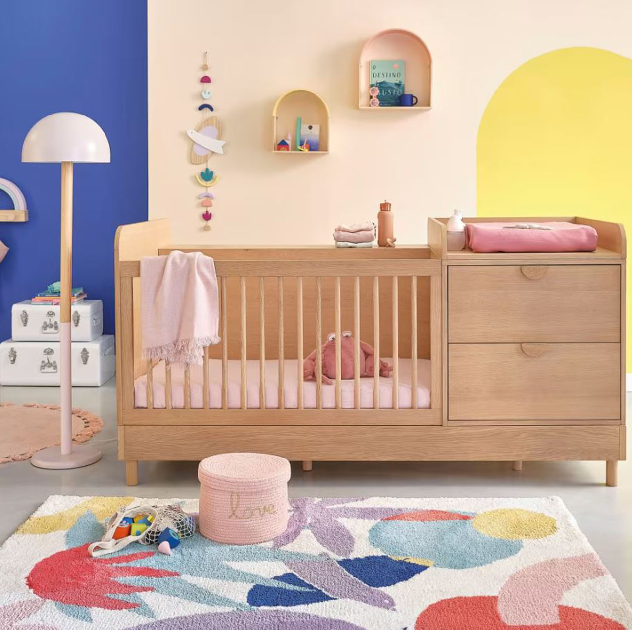 Compatto e multifunzionale il lettino evolutivo per neonati Caldera di Maisons du Monde che è combinato con un fasciatoio e due comodi cassetti laterali; si trasforma facilmente in un letto o in un divanetto Misura L 190 x P 90 x H 98 cm. Prezzo 799 euro. https://www.maisonsdumonde.com