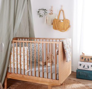 Una linea vintage per il letto bebé Elyo di La Redoute Interieurs che ha la struttura realizzata in pino massiccio tinto rovere e MDF impiallacciato rovere; la rete regolabile in altezza segue la crescita del bambino. Misura L 93,1 x P 66,2 x H 125,5 cm. Prezzo 429 euro. https://www.laredoute.it