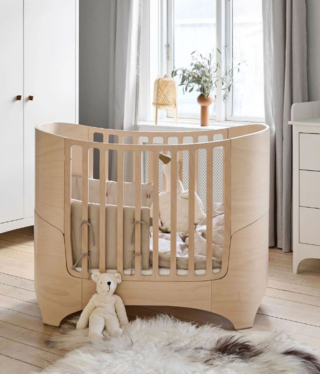 Una forma ovale per la culla dal design contemporaneo Leander Classic in vendita su Westwing: la struttura in legno di faggio è regolabile in altezza per  crescere insieme al piccolo di casa fino ai tre anni. Misura L 120 x P 70 x H 95 cm. Prezzo 1.149 euro. https://www.westwing.it