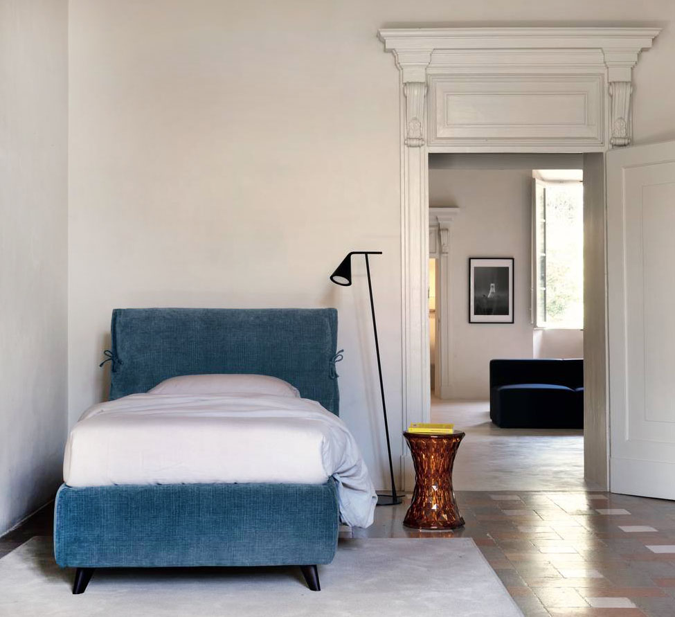 Il letto Eden Advance di Noctis è dotato di una morbida testata imbottita con rivestimento blu Nuvole e integra il sistema contenitore Folding Box che permette di riporre cuscini e piumoni. Misura L 100/129 x P 222 x H 117 cm. Prezzo 2.020 euro (incluso sistema contenitore Folding Box). https://www.noctis.it Il letto Eden Advance di Noctis è dotato di una morbida testata imbottita con rivestimento blu Nuvole e integra il sistema contenitore Folding Box che permette di riporre cuscini e piumoni. Misura L 100/129 x P 222 x H 117 cm. Prezzo 2.020 euro (incluso sistema contenitore Folding Box). https://www.noctis.it