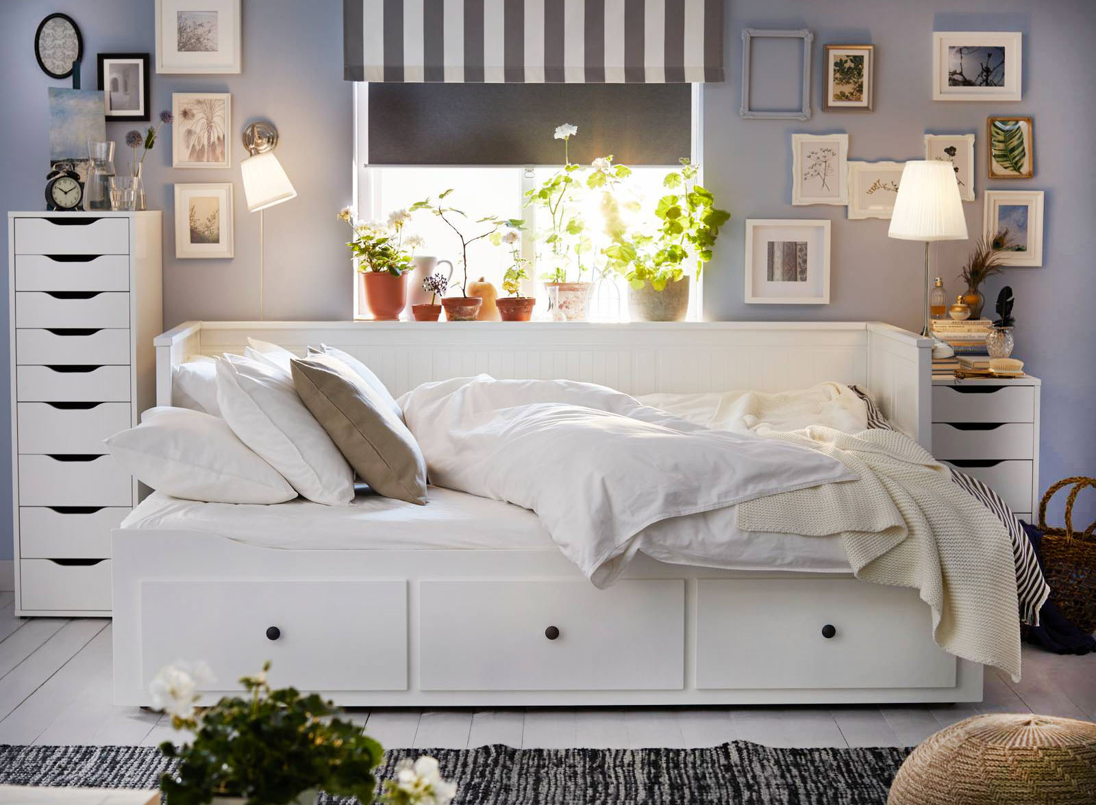 Il letto divano HEMNES di Ikea Italia ha la struttura laccata bianco e si trasforma in un letto matrimoniale semplicemente estraendo la base; inoltre i tre cassetti permettono di riporre piumini, cuscini e biancheria da letto e tutto quello che si vuole tenere a portata di mano. Misura L 209 x P 86/162 x H 83 cm. Prezzo 349 euro. https://www.ikea.com Il letto divano HEMNES di Ikea Italia ha la struttura laccata bianco e si trasforma in un letto matrimoniale semplicemente estraendo la base; inoltre i tre cassetti permettono di riporre piumini, cuscini e biancheria da letto e tutto quello che si vuole tenere a portata di mano. Misura L 209 x P 86/162 x H 83 cm. Prezzo 349 euro. https://www.ikea.com