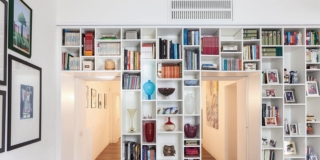 Libreria con passaggi: varchi integrati in soluzioni estetiche e salvaspazio