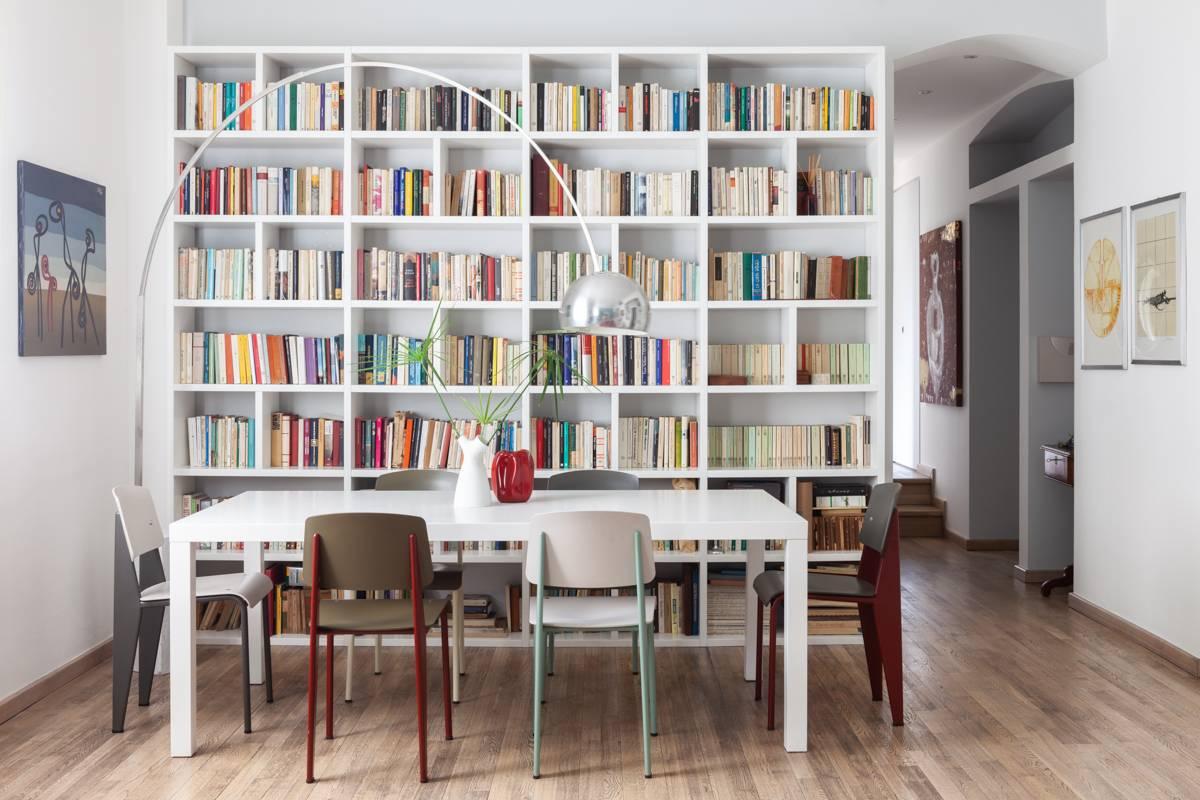 Un elegante progetto ideato per la zona pranzo, che funge anche da area studio. Una libreria dietro il tavolo a quasi tutta altezza, funzionale e scenografica, che apre un varco laterale. Progetto di interior design e foto: architetto Clara Bona. Un elegante progetto ideato per la zona pranzo, che funge anche da area studio. Una libreria dietro il tavolo a quasi tutta altezza, funzionale e scenografica, che apre un varco laterale. Progetto di interior design e foto: architetto Clara Bona.