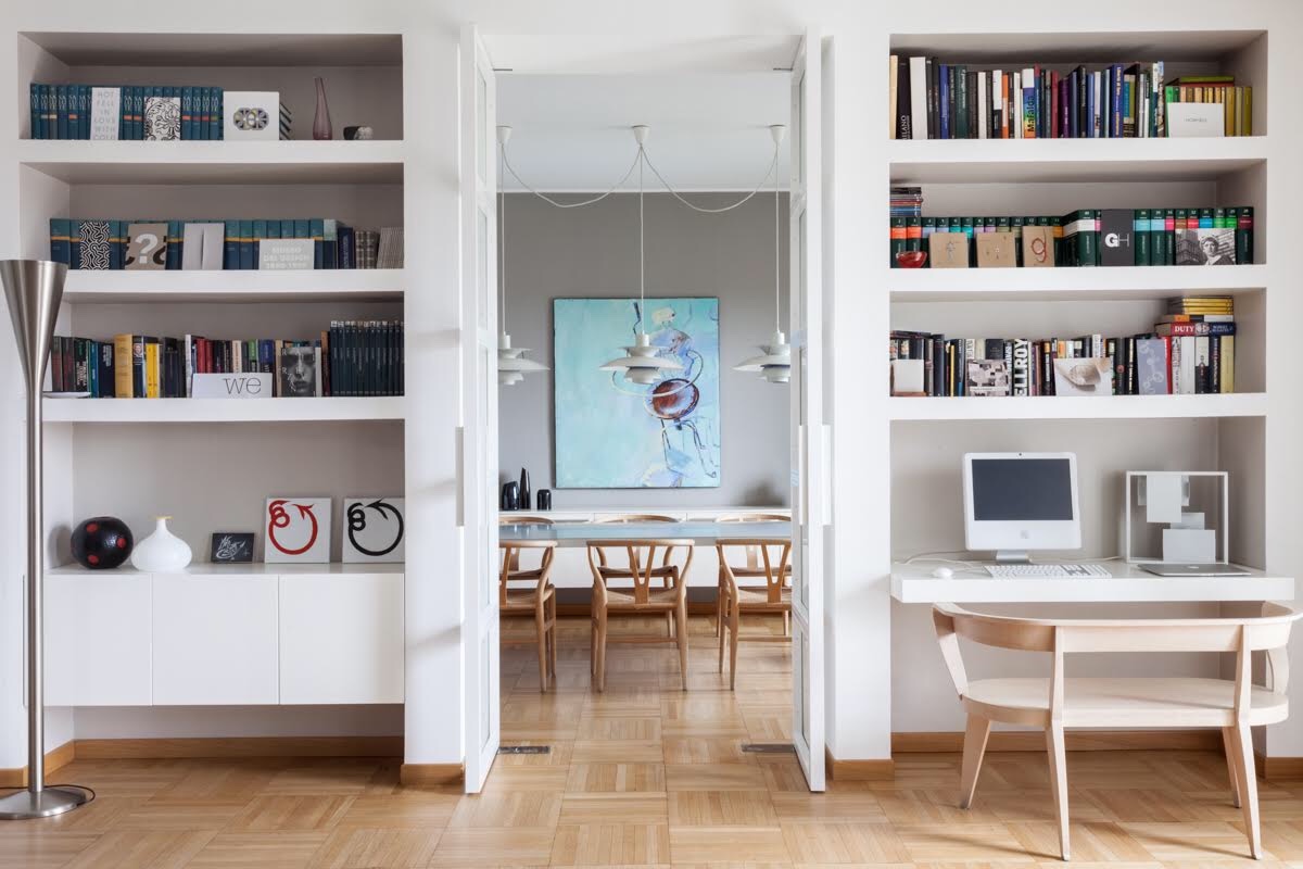 Librerie gemelle, realizzate in cartongesso, una delle quali è un comodo spazio studio-scrivania, con mensole e vani e con passaggio centrale, che divide il living dalla sala da pranzo. Progetto di interior design e foto: architetto Clara Bona. Librerie gemelle, realizzate in cartongesso, una delle quali è un comodo spazio studio-scrivania, con mensole e vani e con passaggio centrale, che divide il living dalla sala da pranzo. Progetto di interior design e foto: architetto Clara Bona.