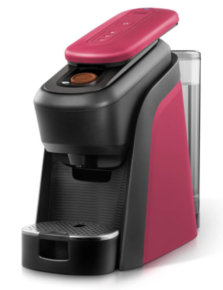 Eco e rispettosa dell’ambiente Tablì di Lavazza è progettata per funzionare con tab di caffè finemente macinato e pressato che non hanno nessun rivestimento o involucro. La miscela è compressa in una forma solida e pronta all’estrazione e i residui possono così essere smaltiti nell’umido. Tre sono le diverse preparazioni erogate: ristretto, espresso ed espresso lungo. È dotata di connessione intelligente tramite l'app dedicata e offre il controllo vocale. Prezzo macchina e 96 tab, 249,99 euro. www.lavazza.it