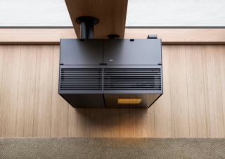 prima stufa a pellet che riscalda e raffresca MCZ EIKO 365 con due condotti e due fori nel muro