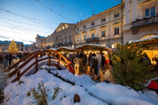 Alla XVIII edizione del Marché Vert Noël, il mercatino di Natale di Aosta, in piazza Chanoux vi sono 48 chalet in legno con tante idee regalo. Tra le produzioni artigianali si possono acquistare candele, saponi artigianali, oggetti di ceramica e legno, abbigliamento in lana cotta e feltro, canapa, pizzi, addobbi natalizi, prodotti eno-gastronomici tipici valdostani e non, dolciumi e pasticceria, oggetti realizzati con la tecnica del découpage o con altre tecniche manuali. Il Marché Vert Noël ha ottenuto il riconoscimento “Excellent European Christmas Market” 2025 insieme ad altri 11 mercatini di tutta Europa, conferito dall’EECMA (European Excellent Christmas Market Association), la massima associazione europea che raggruppa gli organizzatori dei mercatini di Natale, e il marchio “Label Ecoaction – Legambiente 2024.029” che certifica il suo basso impatto ambientale. Quattro chalet sono adibiti per la promozione dell’offerta turistica e culturale della Valle d’Aosta oltre che per la tradizionale buvette della sezione valdostana dell’ANA (Associazione Nazionale Alpini) che offre vin brûlé e succo di mela in cambio di offerte da devolvere in beneficenza. Fino al 6 gennaio 2026 tutti i giorni dalle 10 alle 20, il giorno di Natale dalle 15 alle 20 e a Capodanno dalle 11 alle 20. Foto: archivio Regione Autonoma Valle d'Aosta. www.mercatinodinataleaosta.it Alla XVIII edizione del Marché Vert Noël, il mercatino di Natale di Aosta, in piazza Chanoux vi sono 48 chalet in legno con tante idee regalo. Tra le produzioni artigianali si possono acquistare candele, saponi artigianali, oggetti di ceramica e legno, abbigliamento in lana cotta e feltro, canapa, pizzi, addobbi natalizi, prodotti eno-gastronomici tipici valdostani e non, dolciumi e pasticceria, oggetti realizzati con la tecnica del découpage o con altre tecniche manuali. Il Marché Vert Noël ha ottenuto il riconoscimento “Excellent European Christmas Market” 2025 insieme ad altri 11 mercatini di tutta Europa, conferito dall’EECMA (European Excellent Christmas Market Association), la massima associazione europea che raggruppa gli organizzatori dei mercatini di Natale, e il marchio “Label Ecoaction – Legambiente 2024.029” che certifica il suo basso impatto ambientale. Quattro chalet sono adibiti per la promozione dell’offerta turistica e culturale della Valle d’Aosta oltre che per la tradizionale buvette della sezione valdostana dell’ANA (Associazione Nazionale Alpini) che offre vin brûlé e succo di mela in cambio di offerte da devolvere in beneficenza. Fino al 6 gennaio 2026 tutti i giorni dalle 10 alle 20, il giorno di Natale dalle 15 alle 20 e a Capodanno dalle 11 alle 20. Foto: archivio Regione Autonoma Valle d'Aosta. www.mercatinodinataleaosta.it
