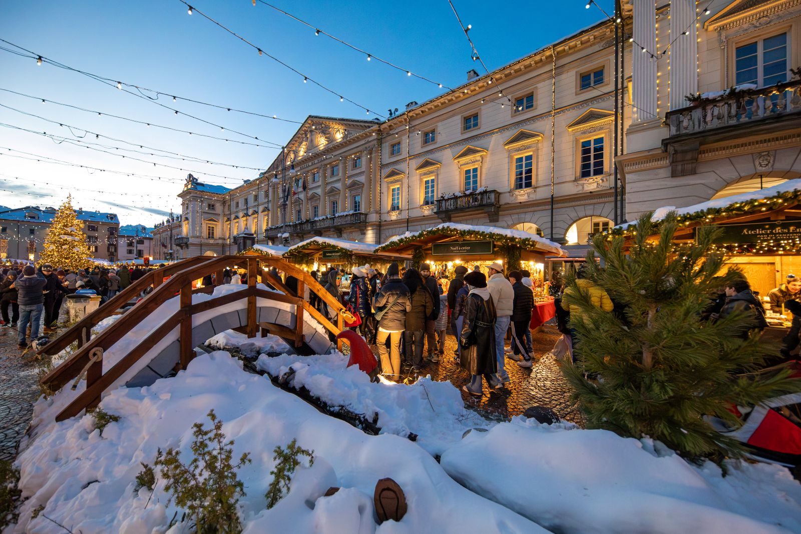 Alla XVIII edizione del Marché Vert Noël, il mercatino di Natale di Aosta, in piazza Chanoux vi sono 48 chalet in legno con tante idee regalo. Tra le produzioni artigianali si possono acquistare candele, saponi artigianali, oggetti di ceramica e legno, abbigliamento in lana cotta e feltro, canapa, pizzi, addobbi natalizi, prodotti eno-gastronomici tipici valdostani e non, dolciumi e pasticceria, oggetti realizzati con la tecnica del découpage o con altre tecniche manuali. Il Marché Vert Noël ha ottenuto il riconoscimento “Excellent European Christmas Market” 2025 insieme ad altri 11 mercatini di tutta Europa, conferito dall’EECMA (European Excellent Christmas Market Association), la massima associazione europea che raggruppa gli organizzatori dei mercatini di Natale, e il marchio “Label Ecoaction – Legambiente 2024.029” che certifica il suo basso impatto ambientale. Quattro chalet sono adibiti per la promozione dell’offerta turistica e culturale della Valle d’Aosta oltre che per la tradizionale buvette della sezione valdostana dell’ANA (Associazione Nazionale Alpini) che offre vin brûlé e succo di mela in cambio di offerte da devolvere in beneficenza. Fino al 6 gennaio 2026 tutti i giorni dalle 10 alle 20, il giorno di Natale dalle 15 alle 20 e a Capodanno dalle 11 alle 20. Foto: archivio Regione Autonoma Valle d'Aosta. www.mercatinodinataleaosta.it Alla XVIII edizione del Marché Vert Noël, il mercatino di Natale di Aosta, in piazza Chanoux vi sono 48 chalet in legno con tante idee regalo. Tra le produzioni artigianali si possono acquistare candele, saponi artigianali, oggetti di ceramica e legno, abbigliamento in lana cotta e feltro, canapa, pizzi, addobbi natalizi, prodotti eno-gastronomici tipici valdostani e non, dolciumi e pasticceria, oggetti realizzati con la tecnica del découpage o con altre tecniche manuali. Il Marché Vert Noël ha ottenuto il riconoscimento “Excellent European Christmas Market” 2025 insieme ad altri 11 mercatini di tutta Europa, conferito dall’EECMA (European Excellent Christmas Market Association), la massima associazione europea che raggruppa gli organizzatori dei mercatini di Natale, e il marchio “Label Ecoaction – Legambiente 2024.029” che certifica il suo basso impatto ambientale. Quattro chalet sono adibiti per la promozione dell’offerta turistica e culturale della Valle d’Aosta oltre che per la tradizionale buvette della sezione valdostana dell’ANA (Associazione Nazionale Alpini) che offre vin brûlé e succo di mela in cambio di offerte da devolvere in beneficenza. Fino al 6 gennaio 2026 tutti i giorni dalle 10 alle 20, il giorno di Natale dalle 15 alle 20 e a Capodanno dalle 11 alle 20. Foto: archivio Regione Autonoma Valle d'Aosta. www.mercatinodinataleaosta.it