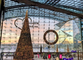 A Berlino ci sono numerosi mercatini di Natale da visitare. Tra i più famosi c’è quello al Gendarmenmarkt, dove fino al 31 dicembre 2025 molti artigiani internazionali espongono le loro opere d'arte. Oggetti d’artigianato tradizionale si trovano invece al mercatino di Natale di Charlottenburg fino al 28 dicembre 2025. Nel centro storico di Berlino, al mercato invernale di Schlossplatz intorno all'Humboldt Forum, si possono ammirare prodotti d’artigianato e decorazioni natalizie, sullo sfondo le storiche giostre incantano i piccoli visitatori. Foto: Nicoletta De Rossi. www.visitberlin.de/it/consigli-sui-mercatini-di-natale-berlino A Berlino ci sono numerosi mercatini di Natale da visitare. Tra i più famosi c’è quello al Gendarmenmarkt, dove fino al 31 dicembre 2025 molti artigiani internazionali espongono le loro opere d'arte. Oggetti d’artigianato tradizionale si trovano invece al mercatino di Natale di Charlottenburg fino al 28 dicembre 2025. Nel centro storico di Berlino, al mercato invernale di Schlossplatz intorno all'Humboldt Forum, si possono ammirare prodotti d’artigianato e decorazioni natalizie, sullo sfondo le storiche giostre incantano i piccoli visitatori. Foto: Nicoletta De Rossi. www.visitberlin.de/it/consigli-sui-mercatini-di-natale-berlino