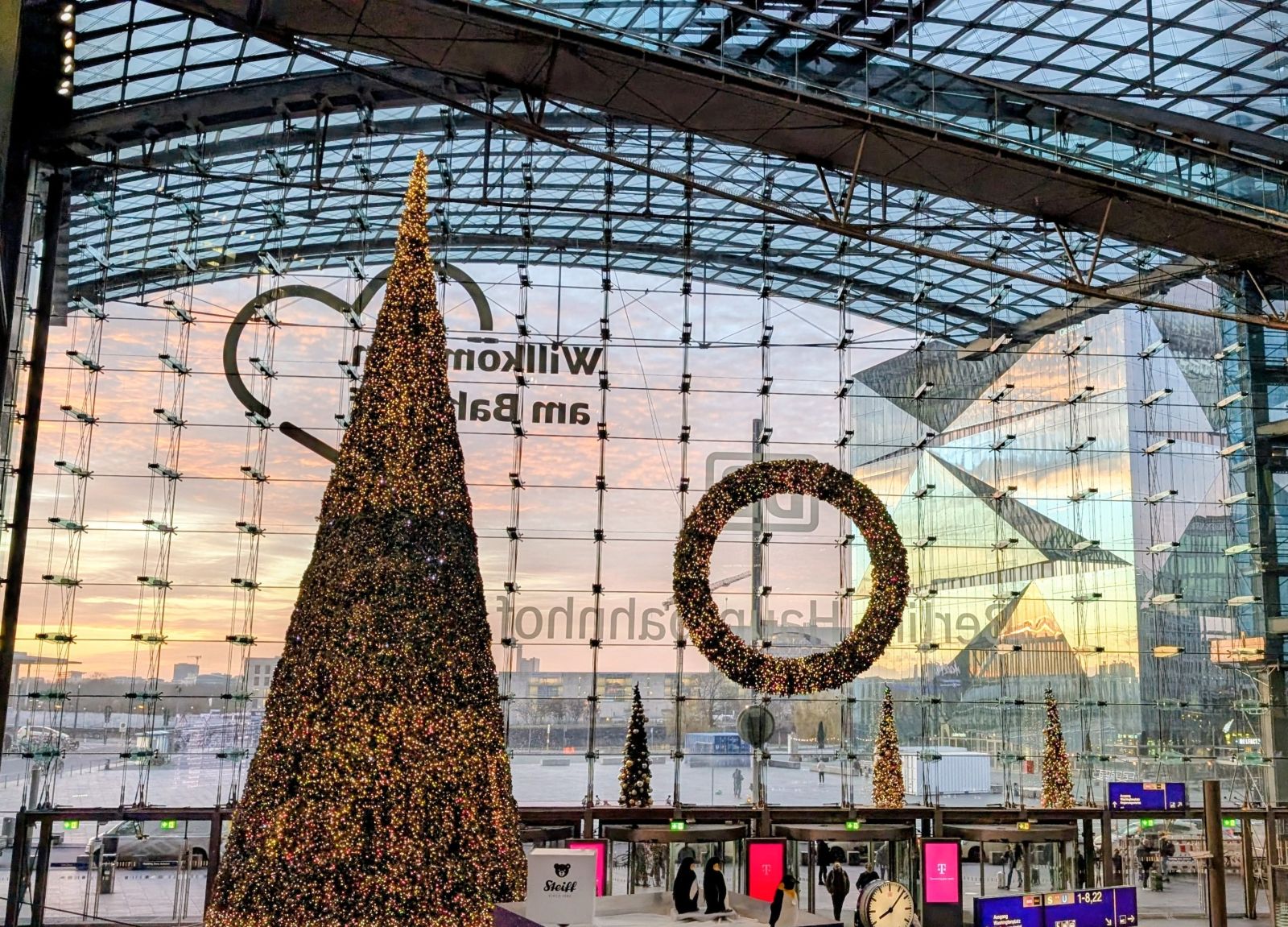 A Berlino ci sono numerosi mercatini di Natale da visitare. Tra i più famosi c’è quello al Gendarmenmarkt, dove fino al 31 dicembre 2025 molti artigiani internazionali espongono le loro opere d'arte. Oggetti d’artigianato tradizionale si trovano invece al mercatino di Natale di Charlottenburg fino al 28 dicembre 2025. Nel centro storico di Berlino, al mercato invernale di Schlossplatz intorno all'Humboldt Forum, si possono ammirare prodotti d’artigianato e decorazioni natalizie, sullo sfondo le storiche giostre incantano i piccoli visitatori. Foto: Nicoletta De Rossi. www.visitberlin.de/it/consigli-sui-mercatini-di-natale-berlino A Berlino ci sono numerosi mercatini di Natale da visitare. Tra i più famosi c’è quello al Gendarmenmarkt, dove fino al 31 dicembre 2025 molti artigiani internazionali espongono le loro opere d'arte. Oggetti d’artigianato tradizionale si trovano invece al mercatino di Natale di Charlottenburg fino al 28 dicembre 2025. Nel centro storico di Berlino, al mercato invernale di Schlossplatz intorno all'Humboldt Forum, si possono ammirare prodotti d’artigianato e decorazioni natalizie, sullo sfondo le storiche giostre incantano i piccoli visitatori. Foto: Nicoletta De Rossi. www.visitberlin.de/it/consigli-sui-mercatini-di-natale-berlino