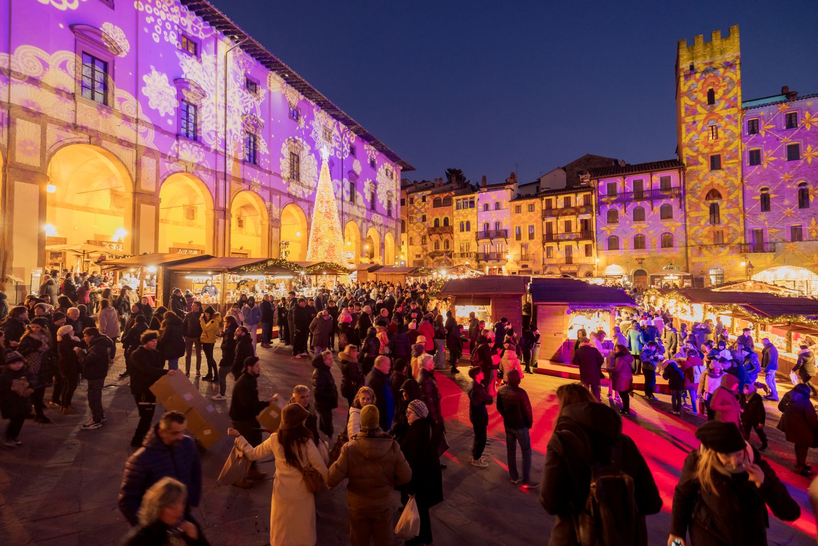 Oltre 40 casette offrono al “Villaggio Tirolese” di Arezzo in Piazza Grande tanti oggetti d’artigianato tipici. Vi sono anche tre Baite del Gusto Tirolesi dove poter degustare prodotti regionali. Il mercatino di Natale, che si rinnova orma da dieci anni, offre anche quest’anno uno spettacolo nello spettacolo con il videomapping sugli edifici che incorniciano la piazza. Nel Palazzo di Fraternita si trova anche la casa Lego di Natale con oltre 40 opere d’arte. La Casa di Babbo Natale è invece alla Fortezza Medicea, sul punto più alto e panoramico della città. Fino al 28 dicembre 2025, dal giovedì alla domenica dalle 10 alle 21. Dal 21 al 28 dicembre tutti i giorni. Il 24 dicembre fino alle 18, il 25 dicembre dalle 11 e il 28 dicembre fino alle 20. Foto: Villaggio Tirolese di Arezzo. https://www.mercatininatalearezzo.it Oltre 40 casette offrono al “Villaggio Tirolese” di Arezzo in Piazza Grande tanti oggetti d’artigianato tipici. Vi sono anche tre Baite del Gusto Tirolesi dove poter degustare prodotti regionali. Il mercatino di Natale, che si rinnova orma da dieci anni, offre anche quest’anno uno spettacolo nello spettacolo con il videomapping sugli edifici che incorniciano la piazza. Nel Palazzo di Fraternita si trova anche la casa Lego di Natale con oltre 40 opere d’arte. La Casa di Babbo Natale è invece alla Fortezza Medicea, sul punto più alto e panoramico della città. Fino al 28 dicembre 2025, dal giovedì alla domenica dalle 10 alle 21. Dal 21 al 28 dicembre tutti i giorni. Il 24 dicembre fino alle 18, il 25 dicembre dalle 11 e il 28 dicembre fino alle 20. Foto: Villaggio Tirolese di Arezzo. https://www.mercatininatalearezzo.it
