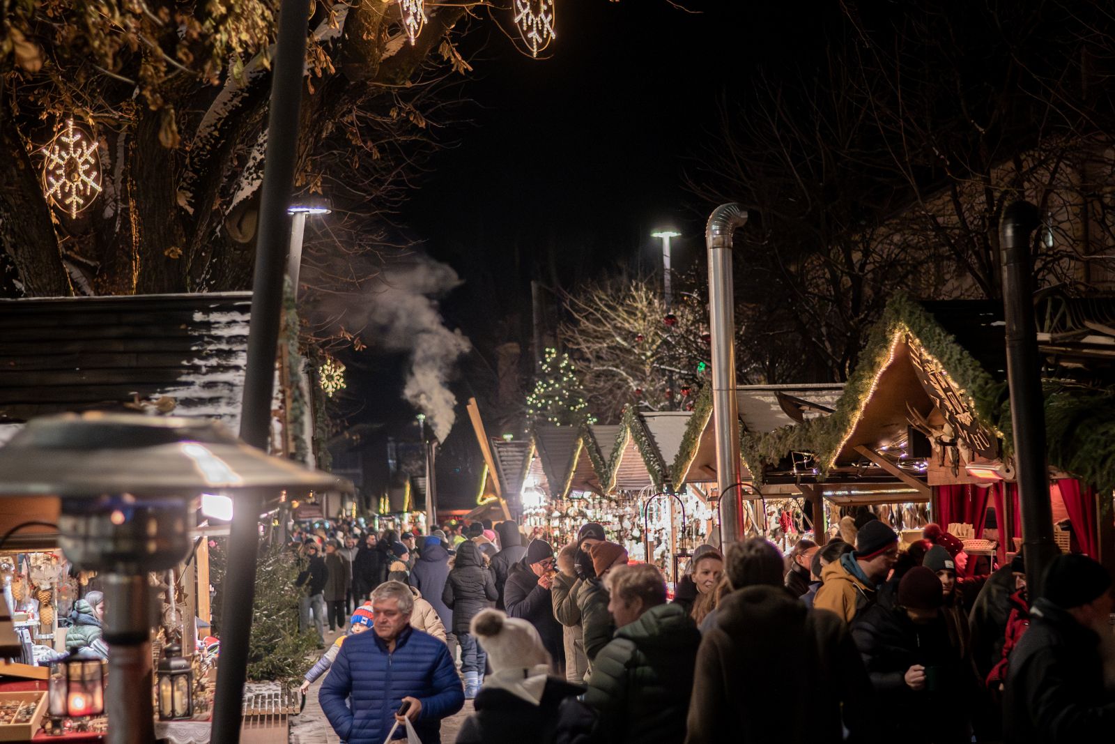 Come da tradizione il mercatino di Natale a Brunico si svolge tra via Bastioni, Piazza Paul Tschurtschenthaler e Ragen di Sopra e viene allietato da concerti itineranti, cori natalizi e suoni dei corni alpini. Novità di questa edizione il “Fienile Alto Adige”, uno spazio dedicato alle eccellenze enogastronomiche regionali e all’artigianato locale. All’insegna della tradizione è anche il “Fienile natalizio”, dove le storiche aziende di Brunico Ulbrich e Moessmer presentano le loro creazioni tessili. Per i più piccini vi è in via Ragen di Sopra una pista di biglie in legno. Foto: Mercatino di Brunico, Migliorato. https://www.bruneck.com/mercatino Come da tradizione il mercatino di Natale a Brunico si svolge tra via Bastioni, Piazza Paul Tschurtschenthaler e Ragen di Sopra e viene allietato da concerti itineranti, cori natalizi e suoni dei corni alpini. Novità di questa edizione il “Fienile Alto Adige”, uno spazio dedicato alle eccellenze enogastronomiche regionali e all’artigianato locale. All’insegna della tradizione è anche il “Fienile natalizio”, dove le storiche aziende di Brunico Ulbrich e Moessmer presentano le loro creazioni tessili. Per i più piccini vi è in via Ragen di Sopra una pista di biglie in legno. Foto: Mercatino di Brunico, Migliorato. https://www.bruneck.com/mercatino