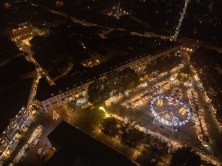 Il mercatino di Natale di Asti si svolge in Piazza Alfieri, dove in ben 130 casette si possono acquistare oggetti d’artigianato, prodotti tipici locali e gastronomia regionale. Questo mercatino fa parte del “Il Magico Paese di Natale” ed è l’unico mercatino di Natale italiano a essere entrato nella top 5 del contest European Best Destinations e, per il secondo anno consecutivo, meritando il titolo di “mercatino più romantico d’Europa”. Fino al 21 dicembre 2025, dalle 10 alle 20. Foto: Il Magico Paese di Natale. https://www.magicopaesedinatale.com Il mercatino di Natale di Asti si svolge in Piazza Alfieri, dove in ben 130 casette si possono acquistare oggetti d’artigianato, prodotti tipici locali e gastronomia regionale. Questo mercatino fa parte del “Il Magico Paese di Natale” ed è l’unico mercatino di Natale italiano a essere entrato nella top 5 del contest European Best Destinations e, per il secondo anno consecutivo, meritando il titolo di “mercatino più romantico d’Europa”. Fino al 21 dicembre 2025, dalle 10 alle 20. Foto: Il Magico Paese di Natale. https://www.magicopaesedinatale.com