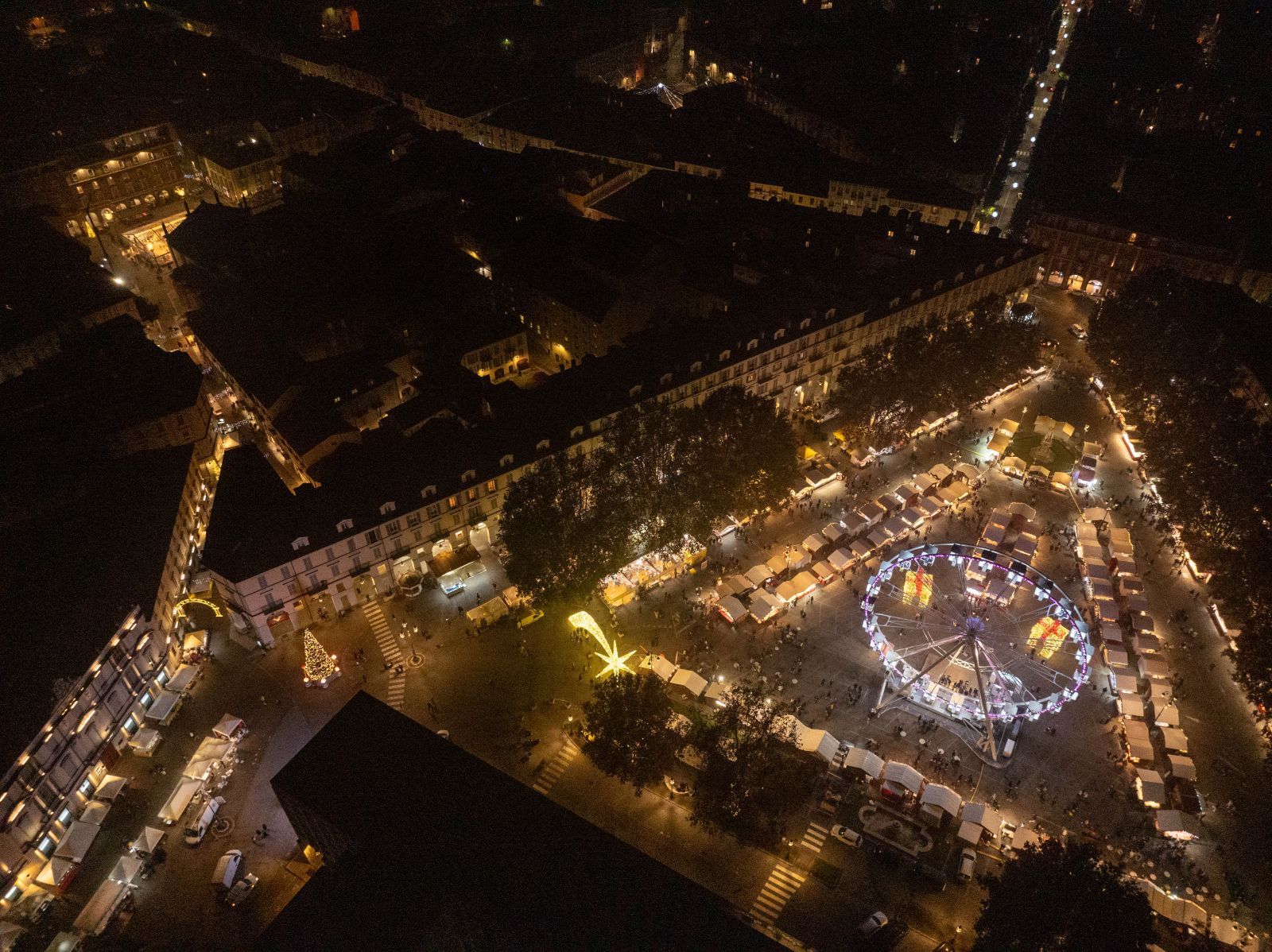 Il mercatino di Natale di Asti si svolge in Piazza Alfieri, dove in ben 130 casette si possono acquistare oggetti d’artigianato, prodotti tipici locali e gastronomia regionale. Questo mercatino fa parte del “Il Magico Paese di Natale” ed è l’unico mercatino di Natale italiano a essere entrato nella top 5 del contest European Best Destinations e, per il secondo anno consecutivo, meritando il titolo di “mercatino più romantico d’Europa”. Fino al 21 dicembre 2025, dalle 10 alle 20. Foto: Il Magico Paese di Natale. https://www.magicopaesedinatale.com Il mercatino di Natale di Asti si svolge in Piazza Alfieri, dove in ben 130 casette si possono acquistare oggetti d’artigianato, prodotti tipici locali e gastronomia regionale. Questo mercatino fa parte del “Il Magico Paese di Natale” ed è l’unico mercatino di Natale italiano a essere entrato nella top 5 del contest European Best Destinations e, per il secondo anno consecutivo, meritando il titolo di “mercatino più romantico d’Europa”. Fino al 21 dicembre 2025, dalle 10 alle 20. Foto: Il Magico Paese di Natale. https://www.magicopaesedinatale.com