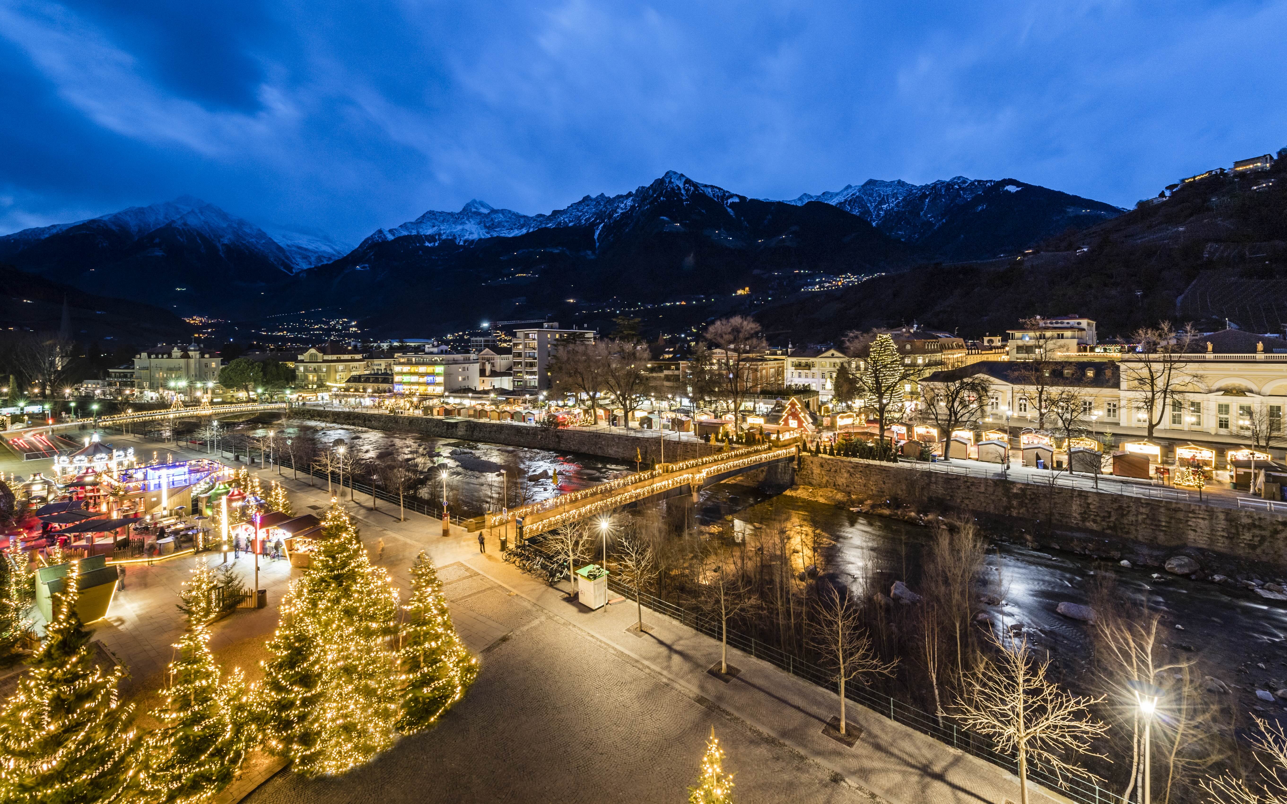 Fa parte dei cinque Mercatini Originali Alto Adige il mercatino di Natale di Merano che si svolge fino al 6 gennaio 2026 sulla Passeggiata Lungo Passirio e in piazza Terme, ma anche da piazza della Rena e il suo Villaggio natalizio alla Passeggiata d’Inverno, da piazza Duomo a piazza del Grano. Nelle casette si trovano molti oggetti d’artigianato, prodotti regionali e decorazioni natalizie. Non mancano la casetta della Solidarietà e la Stube dell’artigianato, in cui scoprire antichi mestieri. Nella casetta di Goldy si svolgono ogni giorno laboratori creativi, giochi e biscotti fatti a mano e vi sono anche laboratori per decorazioni natalizie. Il certificato “Green Event” contraddistingue il mercatino di Natale di Merano dal 2014 per un’organizzazione che segue criteri sostenibili. Foto: Hannes Niederkofler. www.merano-suedtirol.it Fa parte dei cinque Mercatini Originali Alto Adige il mercatino di Natale di Merano che si svolge fino al 6 gennaio 2026 sulla Passeggiata Lungo Passirio e in piazza Terme, ma anche da piazza della Rena e il suo Villaggio natalizio alla Passeggiata d’Inverno, da piazza Duomo a piazza del Grano. Nelle casette si trovano molti oggetti d’artigianato, prodotti regionali e decorazioni natalizie. Non mancano la casetta della Solidarietà e la Stube dell’artigianato, in cui scoprire antichi mestieri. Nella casetta di Goldy si svolgono ogni giorno laboratori creativi, giochi e biscotti fatti a mano e vi sono anche laboratori per decorazioni natalizie. Il certificato “Green Event” contraddistingue il mercatino di Natale di Merano dal 2014 per un’organizzazione che segue criteri sostenibili. Foto: Hannes Niederkofler. www.merano-suedtirol.it