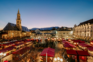 Al più antico Mercatino di Natale d’Italia in piazza Walther a Bolzano si trovano fino al 6 gennaio 2026 nei tradizionali chalet di legno decorazioni natalizie, ceramiche e ricami, carillon, ma anche gnomi e ciabattine di panno, angioletti e presepi di qualità, il tutto accompagnato dalle squisite specialità gastronomiche dell’Alto Adige. Anche quest’anno vi si trova lo chalet THUN. Il percorso del Mercatino porta fino al Parco dei Cappuccini, lungo via Isarco, con altre 21 bancarelle dove poter acquistare originali manufatti di artigianato artistico. E per i più piccoli il parco si trasforma in un meraviglioso paese dei balocchi con laboratori creativi e letture di fiabe natalizie. Fino al 23 dicembre in Piazza del Grano vi è il tradizionale mercatino solidale, dove poter acquistare “doni che fanno bene” per finanziare progetti umanitari o sostenere le associazioni cittadine. Foto: Azienda di Soggiorno e Turismo di Bolzano, Daniele Fiorentino. https://www.bolzano-bozen.it/it/ Al più antico Mercatino di Natale d’Italia in piazza Walther a Bolzano si trovano fino al 6 gennaio 2026 nei tradizionali chalet di legno decorazioni natalizie, ceramiche e ricami, carillon, ma anche gnomi e ciabattine di panno, angioletti e presepi di qualità, il tutto accompagnato dalle squisite specialità gastronomiche dell’Alto Adige. Anche quest’anno vi si trova lo chalet THUN. Il percorso del Mercatino porta fino al Parco dei Cappuccini, lungo via Isarco, con altre 21 bancarelle dove poter acquistare originali manufatti di artigianato artistico. E per i più piccoli il parco si trasforma in un meraviglioso paese dei balocchi con laboratori creativi e letture di fiabe natalizie. Fino al 23 dicembre in Piazza del Grano vi è il tradizionale mercatino solidale, dove poter acquistare “doni che fanno bene” per finanziare progetti umanitari o sostenere le associazioni cittadine. Foto: Azienda di Soggiorno e Turismo di Bolzano, Daniele Fiorentino. https://www.bolzano-bozen.it/it/
