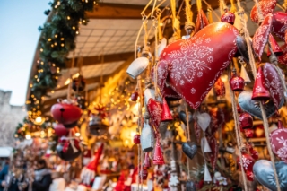 Il Mercatino di Natale di Trento con le sue caratteristiche 74 casette si svolge nel cuore della città, in Piazza Fiera e in Piazza Mostra. Fino al 6 gennaio 2026 al mercatino alla sua 31esima edizione si trovano oggetti d’artigianato e specialità locali: dagli addobbi colorati e alberi in legno e ceramica, all’abbigliamento e cosmesi naturale fino alle leccornie come cioccolateria, miele e formaggi. Il mercatino si impegna anche quest’anno per l’ambiente con la raccolta differenziata, fonti pulite, materiali eco-compatibili e mobilità condivisa. Foto: Marco Gober. https://natale.visittrento.it/ Il Mercatino di Natale di Trento con le sue caratteristiche 74 casette si svolge nel cuore della città, in Piazza Fiera e in Piazza Mostra. Fino al 6 gennaio 2026 al mercatino alla sua 31esima edizione si trovano oggetti d’artigianato e specialità locali: dagli addobbi colorati e alberi in legno e ceramica, all’abbigliamento e cosmesi naturale fino alle leccornie come cioccolateria, miele e formaggi. Il mercatino si impegna anche quest’anno per l’ambiente con la raccolta differenziata, fonti pulite, materiali eco-compatibili e mobilità condivisa. Foto: Marco Gober. https://natale.visittrento.it/