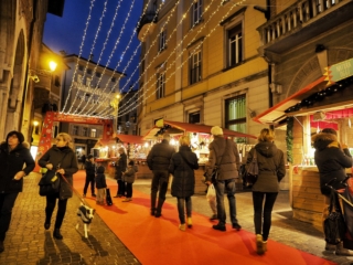 “Rintocchi di luce – Natale a Rovereto” è l’ampio programma natalizio che si svolge nella città trentina dal 21 novembre 2025 al 6 gennaio 2026 si svolge in Via Tartarotti, Largo Vittime delle Foibe e Via Roma dalle 10 alle 19 il “Mercatino dei sapori” con tante gustose specialità. Per trovare oggetti d’artigianato e design, oggettistica e prodotti solidali si può andare il sabato e la domenica, nonché l’8, il 24 e il 26 dicembre 2025 e il 5 e 6 gennaio 2026, a Palazzo Todeschi in via Tartarotti, negli stessi orari, al “Cristmas Market”. Foto: Romano Magrone. www.visitrovereto.it/vivi/eventi/mercatini-di-natale-rovereto-trentino/