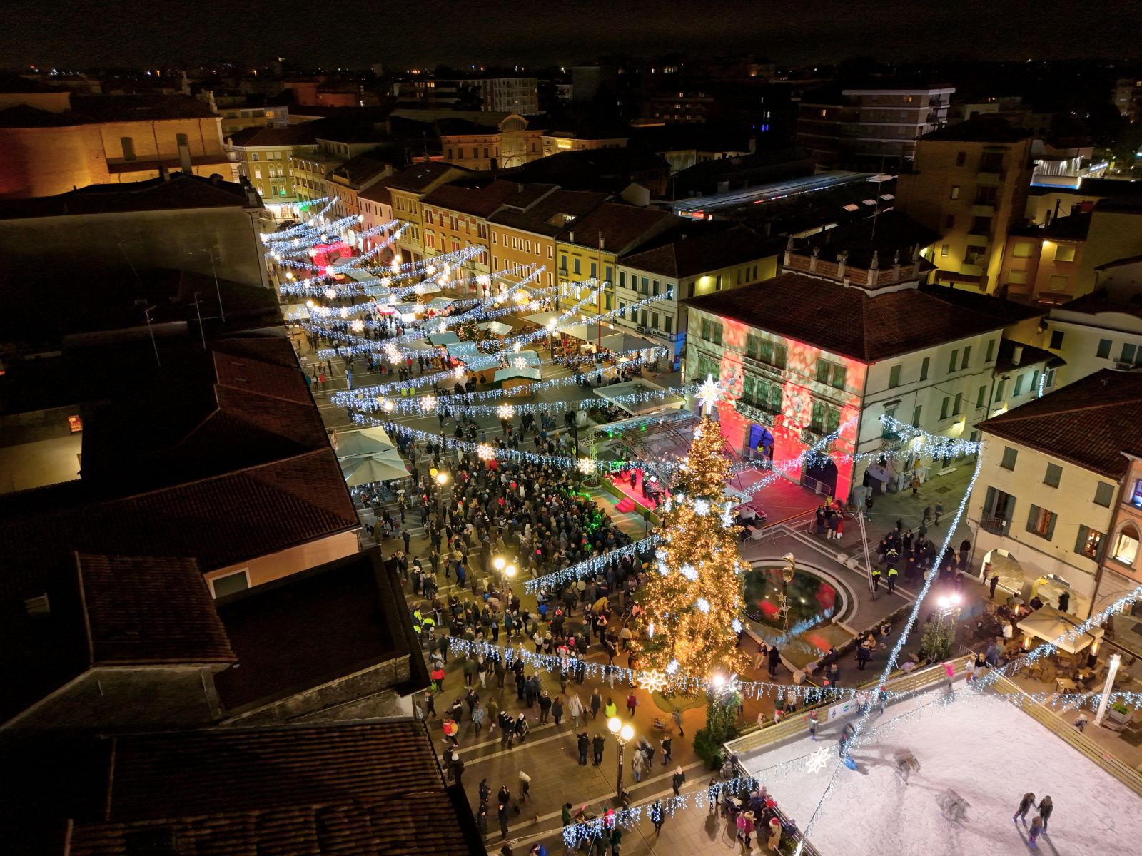 Fino al 28 dicembre 2025 nel cuore pulsante di Mestre, in piazza Ferretto, 27 casette di legno offrono artigianato di qualità e specialità gastronomiche. Il mercatino fa parte del nutrito programma di eventi di questo Natale 2025 “Venezia. It’s Christmas Time” che vede, sempre nella piazza centrale della città, anche un grande albero di Natale e la pista di pattinaggio su ghiaccio. A illuminare il tutto vi sono installazioni luminose nelle piazze e lungo le vie della città come stelle comete, pacchi dono, agrifogli, scoiattoli e tunnel di luce. Dal 28 dicembre 2025 al 6 gennaio 2026 il mercatino prosegue in Via Allegri, tutti i giorni dalle 10 alle 20. Foto: Vela SpA. https://events.veneziaunica.it/it/cosa-fare-a-venezia/eventi/mercatini-di-natale-2025 Fino al 28 dicembre 2025 nel cuore pulsante di Mestre, in piazza Ferretto, 27 casette di legno offrono artigianato di qualità e specialità gastronomiche. Il mercatino fa parte del nutrito programma di eventi di questo Natale 2025 “Venezia. It’s Christmas Time” che vede, sempre nella piazza centrale della città, anche un grande albero di Natale e la pista di pattinaggio su ghiaccio. A illuminare il tutto vi sono installazioni luminose nelle piazze e lungo le vie della città come stelle comete, pacchi dono, agrifogli, scoiattoli e tunnel di luce. Dal 28 dicembre 2025 al 6 gennaio 2026 il mercatino prosegue in Via Allegri, tutti i giorni dalle 10 alle 20. Foto: Vela SpA. https://events.veneziaunica.it/it/cosa-fare-a-venezia/eventi/mercatini-di-natale-2025