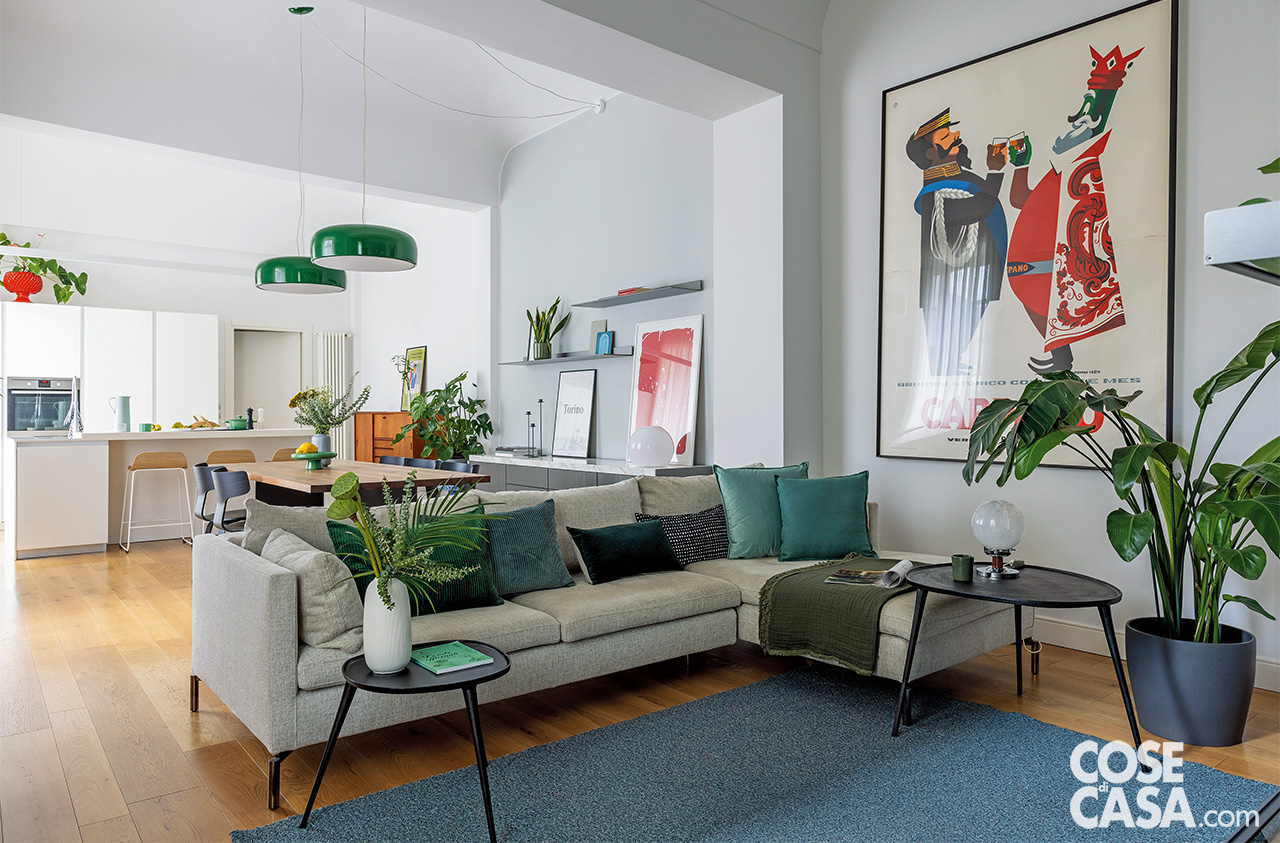 open space zona giorno con divano angolare grigio