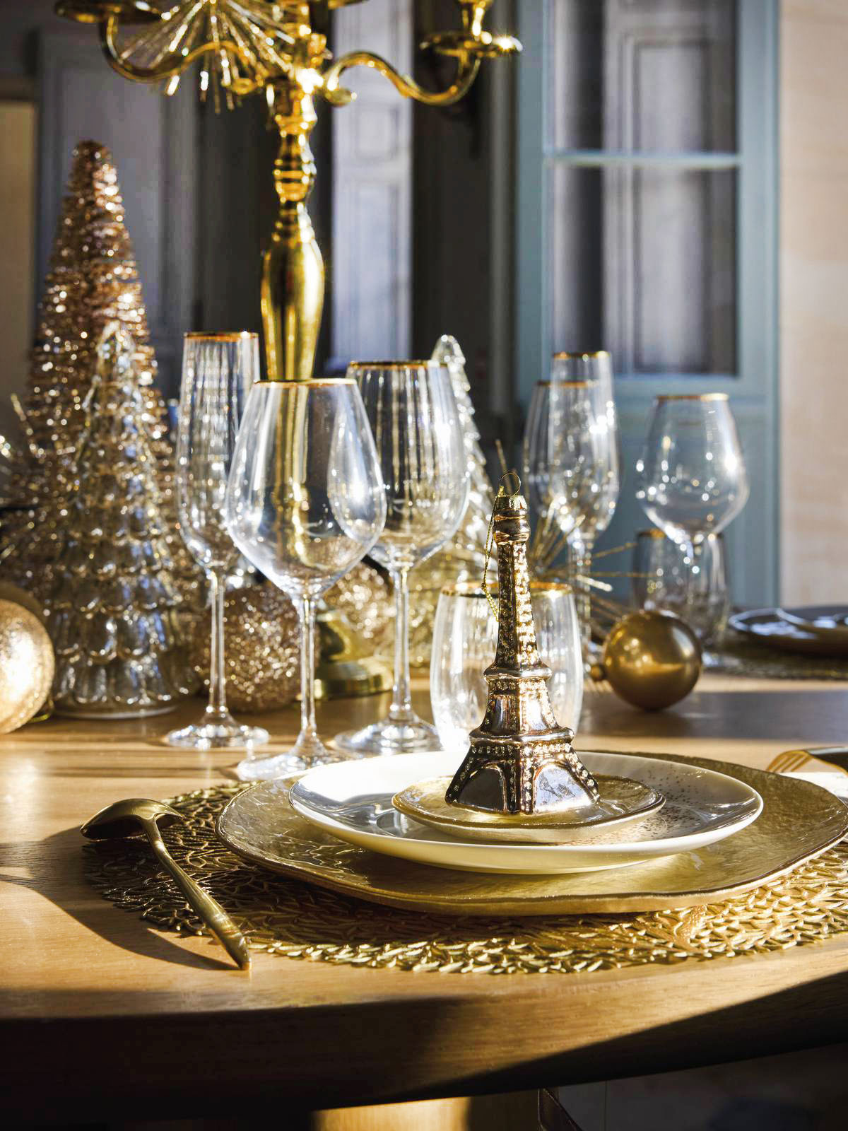 Fa parte della collezione Natale a Parigi di Maisons du Monde il posto tavola apparecchiato con le stoviglie e i bicchieri con dettagli dorati. I piatti Sofia sono realizzati in vetro dorato in due formati, piano e frutta. Il piatto piano Sofia misura Ø 28 cm, prezzo 13,98 euro (per il set da 2 pezzi). Il piatto da dessert Faustine è realizzato in porcellana bianca con puntini color oro. Misura Ø 20,5 cm, prezzo 13,98 euro (per il set da 2 pezzi). Sono abbinati alla tovaglietta rotonda color oro e ai bicchieri e ai calici in vetro trasparente con il bordo dorato. https://www.maisonsdumonde.com