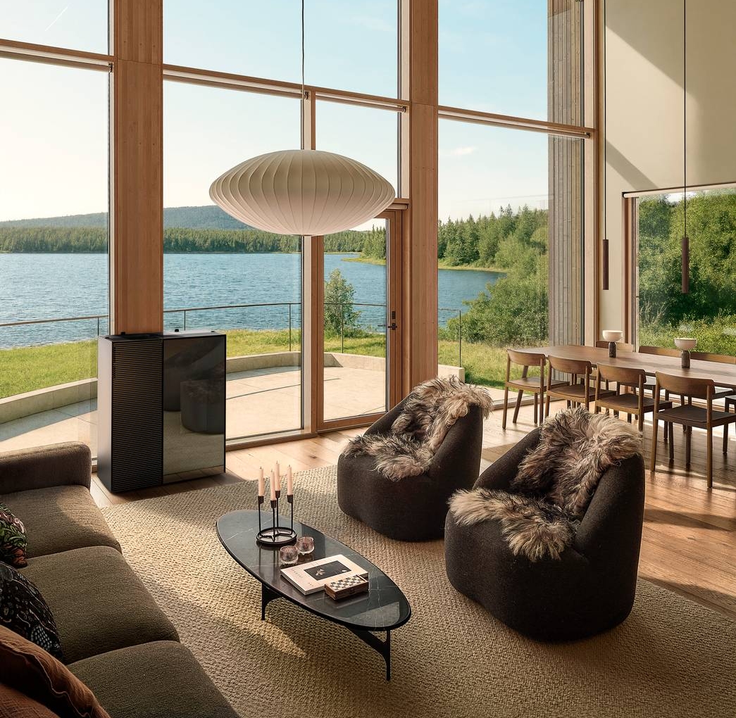 soggiorno con paesaggio estivo e EIKO365 di MCZ, prima stufa a pellet che riscalda e raffresca