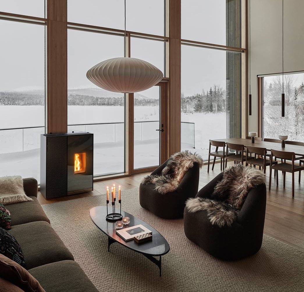 soggiorno con paesaggio invernale e EIKO365 di MCZ, prima stufa a pellet che riscalda e raffresca