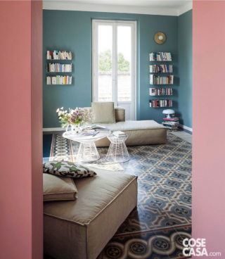 soggiorno-pareti-azzurre-e-rosa