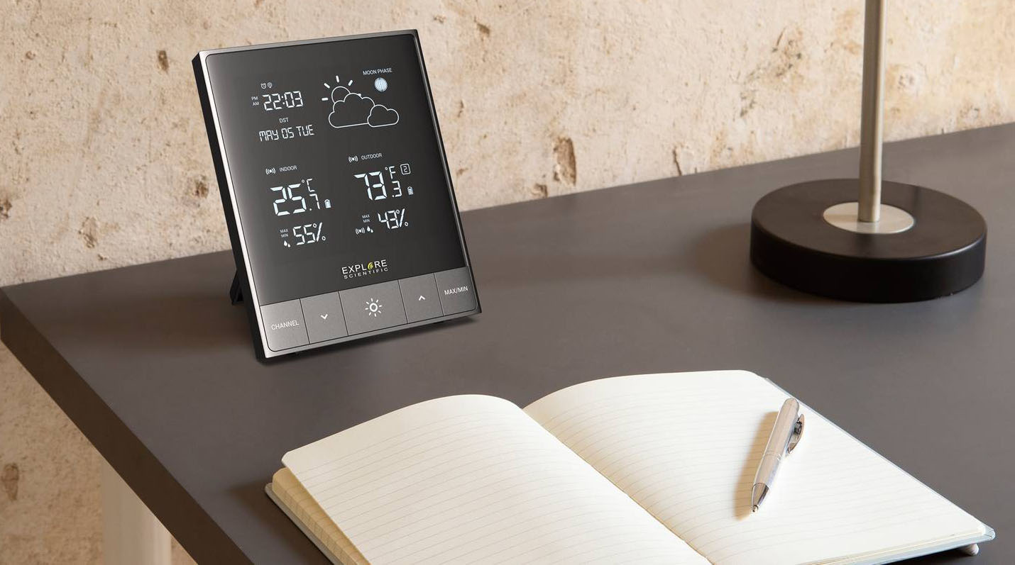 Mini Deluxe Weather Station WSH5000 di Explore Scientific combina sveglia, funzione di caricabatterie tramite porta USB-C, indicazione della temperatura e dell’umidità interne ed esterne (fino a tre canali) e monitoraggio meteo scrupoloso. In un unico display da 8x6 cm sono quindi racchiuse tutte queste informazioni, comprese le fasi lunari. Può essere alimentato tramite adattatore di corrente USB (incluso nella confezione) o con tre mini-stilo AAA. Prezzo 44,99 euro. www.nital.it