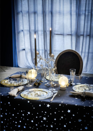 Preziosa e raffinata la tavola delle serate di festa apparecchiata con i piatti Decorativo Aurora Gold di Casarialto in vetro, lavorato a mano, e impreziosito da decorazioni in foglia d'oro 24 K. Misurano Ø 32 cm. Prezzo 290 euro cad. I bicchieri Africa Glam sono realizzati artigianalmente a Venezia in vetro trasparente e dipinti a mano in oro e platino. Misurano Ø 8 H 9,5 cm Prezzo 490 euro (per il set da 6 pezzi). https://casarialto.it