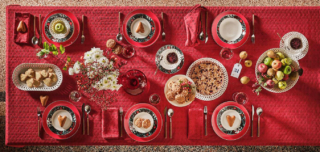 I piatti in new bone china bianca hanno la falda decorata da un motivo floreale stilizzato nelle tonalità del rosso e del nero, perfetti per le serate di festa. Prezzo 139,90 euro (per il set da 18 pezzi). Sono abbinati alla tovaglia rossa, in puro cotone, impreziosita da un fitto ricamo sangallo; è disponibile in diversi formati e può accogliere fino a 14 ospiti. Misura L 160 x P 300 cm. Prezzo 89,90 euro. Tutto di Coincasa. https://www.coin.it