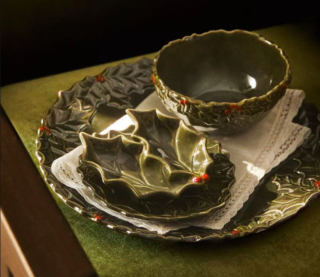 Si ispirano alle foglie dell'agrifoglio i quattro elementi sagomati che compongono il posto tavola delle feste di Zara Home: sono tutti realizzati in porcellana verde con piccoli dettagli rossi che imitano le bacche. Il grande piatto misura Ø 31 cm, prezzo 29,99 euro. La ciotola  misura  Ø 15 x H 7 cm, prezzo 9,99 euro. https://www.zarahome.com