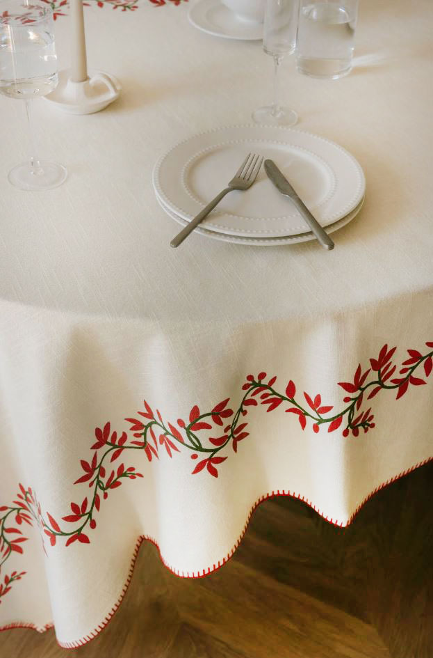 Sta bene abbinata anche a dei semplici ed eleganti piatti bianchi la tovaglia Elira di Sklum: è prodotta in puro cotone naturale declinato in una tonalità neutra con una stampa, di ispirazione nordica,  rosso granata. Misura L 170 x P 250 cm. Prezzo 27,95 euro. https://www.sklum.com