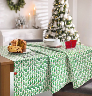 La tovaglia Pinetti di Vallesusa è in grado di “crescere” in base ai commensali perché è componibile grazie alla presenza di asole e bottoni che consentono di unire  tre runner per accogliere sino a sei persone. È realizzata in panama di puro cotone con un'allegra stampa digitale nei toni del verde.  Misura L 150 x P 180 cm. Prezzo 36 euro. https://www.gabel1957.com