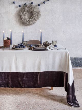 La sontuosa tovaglia di Once Milano è un pezzo importante, da tramandare ai posteri: è completamente prodotta in pregiato lino italiano fatto a mano, in una tonalità naturale, con un alto bordo in velluto marrone realizzato a mano a Venezia, disponibile in altre quattro varianti di colore. Si può scegliere fra due formati. Misura L 175 x P 260 cm. Prezzo 720 euro. Le tovagliette rotonde in velluto, misto viscosa e seta, fungono da segnaposto e proteggono il tessuto. Misurano Ø 32 cm, prezzo 90 euro (per il set da 2 pezzi). https://oncemilano.com
