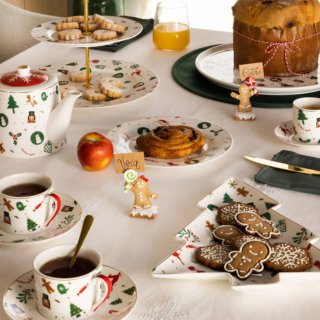 Accoglie dolcetti e biscottini il vassoietto Albero Fantasia di Natale che può essere usato per la colazione nelle giornate di festa: è realizzato in porcellana new bone china bianca con piccoli decori rossi e verdi. Misura L 24 x P 29 x H 2 cm. Prezzo 26,90 euro. La teiera coordinata misura L 13,5 x P 13 x H 21 cm, prezzo 32,90 euro. Le tazze da tè costano 34,90 euro (per il set da 4 pezzi). Tutto di Villa Altachiara in vendita su  QVC. https://www.qvc.it