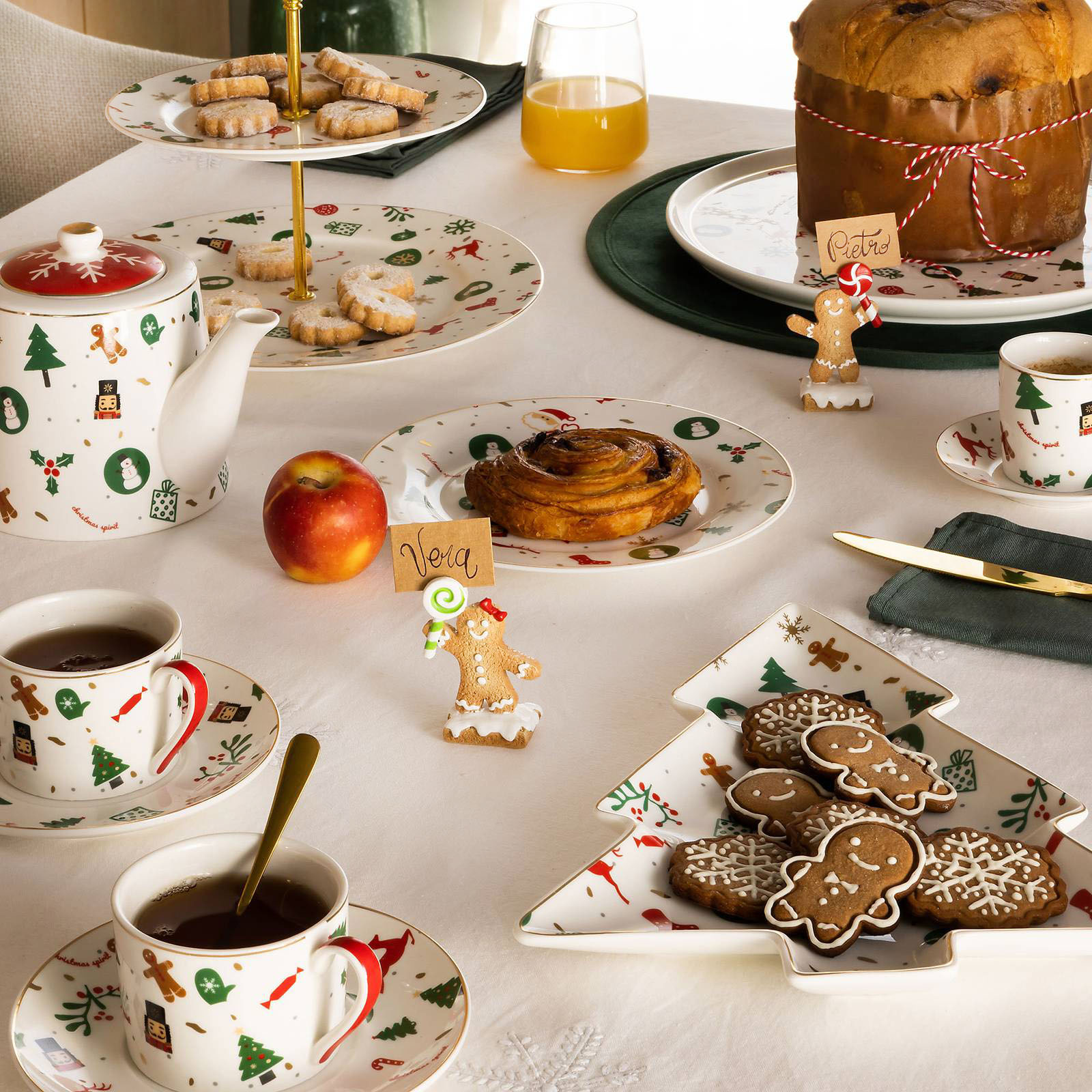 Accoglie dolcetti e biscottini il vassoietto Albero Fantasia di Natale che può essere usato per la colazione nelle giornate di festa: è realizzato in porcellana new bone china bianca con piccoli decori rossi e verdi. Misura L 24 x P 29 x H 2 cm. Prezzo 26,90 euro. La teiera coordinata misura L 13,5 x P 13 x H 21 cm, prezzo 32,90 euro. Le tazze da tè costano 34,90 euro (per il set da 4 pezzi). Tutto di Villa Altachiara in vendita su  QVC. https://www.qvc.it