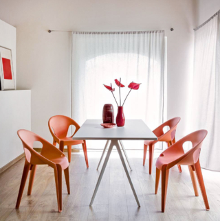 Una struttura in pressofusione di alluminio verniciato bianco per il tavolo Baguette di Magis; il piano rettangolare è disponibile in diverse varianti: vetro extrachiaro, in laminato Fenix o in marmo di Carrara. Misura L 90 x P 200 x H 74 cm. Prezzo a partire da 1.684 euro. https://www.magisdesign.com Una struttura in pressofusione di alluminio verniciato bianco per il tavolo Baguette di Magis; il piano rettangolare è disponibile in diverse varianti: vetro extrachiaro, in laminato Fenix o in marmo di Carrara. Misura L 90 x P 200 x H 74 cm. Prezzo a partire da 1.684 euro. https://www.magisdesign.com