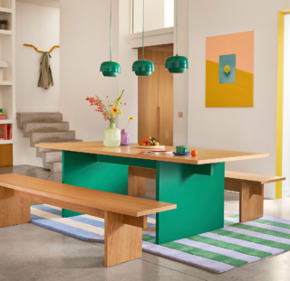 Permette di accogliere fino a otto ospiti il grande tavolo Deling di La Redoute Interieurs: la linea semplice e contemporanea è sottolineato dal colore verde del basamento in MDF verniciato. È realizzato in rovere certificato FSC® che lo rende solido e robusto. Misura L 230 x P 100 x H 75 cm. Prezzo 749 euro. https://www.laredoute.it Permette di accogliere fino a otto ospiti il grande tavolo Deling di La Redoute Interieurs: la linea semplice e contemporanea è sottolineato dal colore verde del basamento in MDF verniciato. È realizzato in rovere certificato FSC® che lo rende solido e robusto. Misura L 230 x P 100 x H 75 cm. Prezzo 749 euro. https://www.laredoute.it